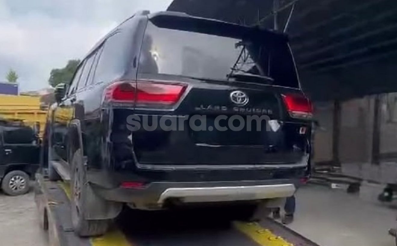 Key Issue: DiSembunyikan di Gudang Siantar, Land Cruiser Rp2 Miliar Bupati Kuansing Akhirnya Ditowing KPK