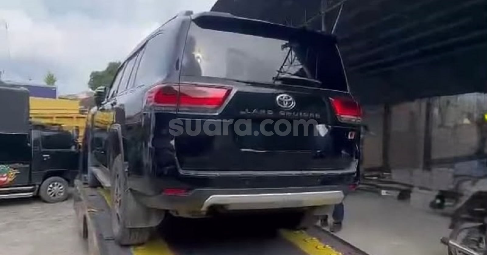 Key Issue: DiSembunyikan di Gudang Siantar, Land Cruiser Rp2 Miliar Bupati Kuansing Akhirnya Ditowing KPK