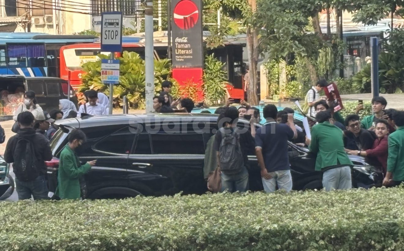 detik Mahasiswa Hadang Mobil Berpelat Dinas Kejaksaan – Tuntut Transparansi Kasus Eks Jampidsus