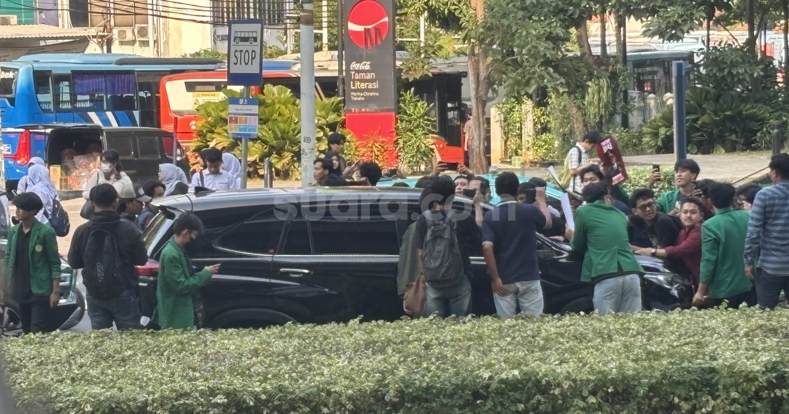 detik Mahasiswa Hadang Mobil Berpelat Dinas Kejaksaan – Tuntut Transparansi Kasus Eks Jampidsus