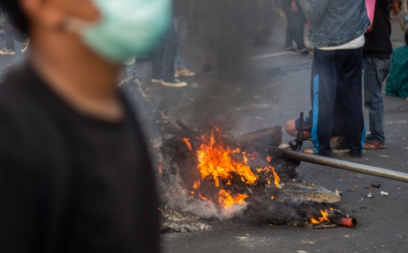 Solving Problems: Aksi Bakar Ban di Kejati Jatim, Massa KEMAKI Tuntut Jaksa Berhenti Cari-Cari Kesalahan