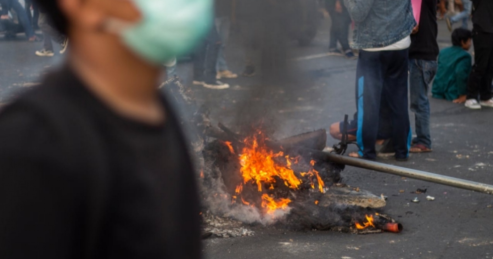 Solving Problems: Aksi Bakar Ban di Kejati Jatim, Massa KEMAKI Tuntut Jaksa Berhenti Cari-Cari Kesalahan
