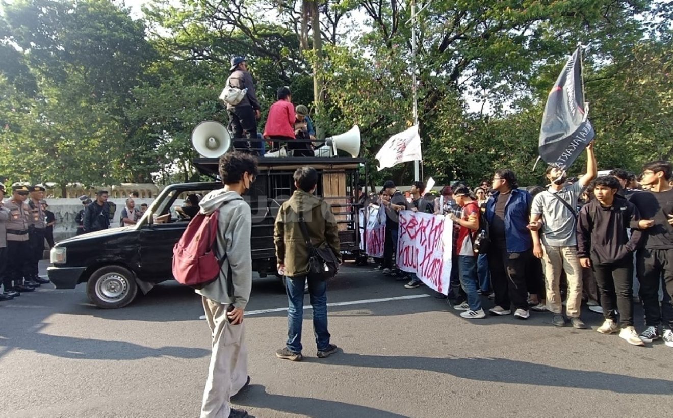 Latest Program: Gagal Tembus Patung Kuda, Massa Aliansi Rakyat Tertahan Barikade Polisi