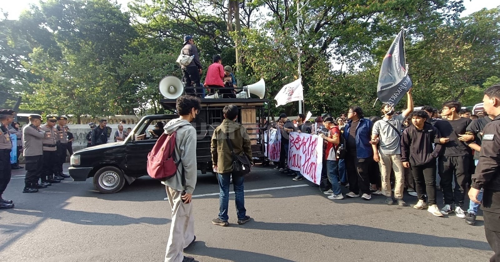 Latest Program: Gagal Tembus Patung Kuda, Massa Aliansi Rakyat Tertahan Barikade Polisi