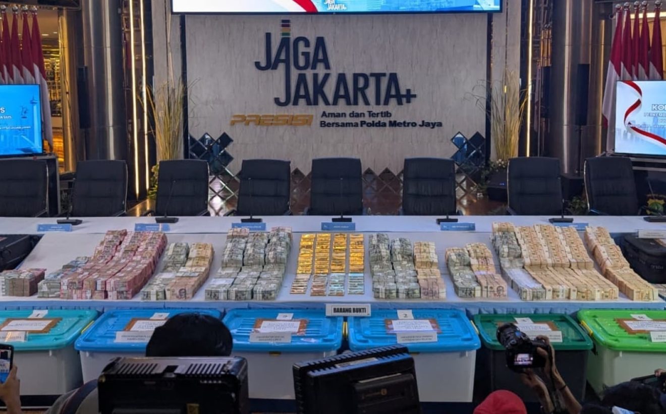 FBI Turun Tangan! Dolar dan Emas 74 Kg Bukti Korupsi Eks Jampidsus Febrie Dicek Keasliannya