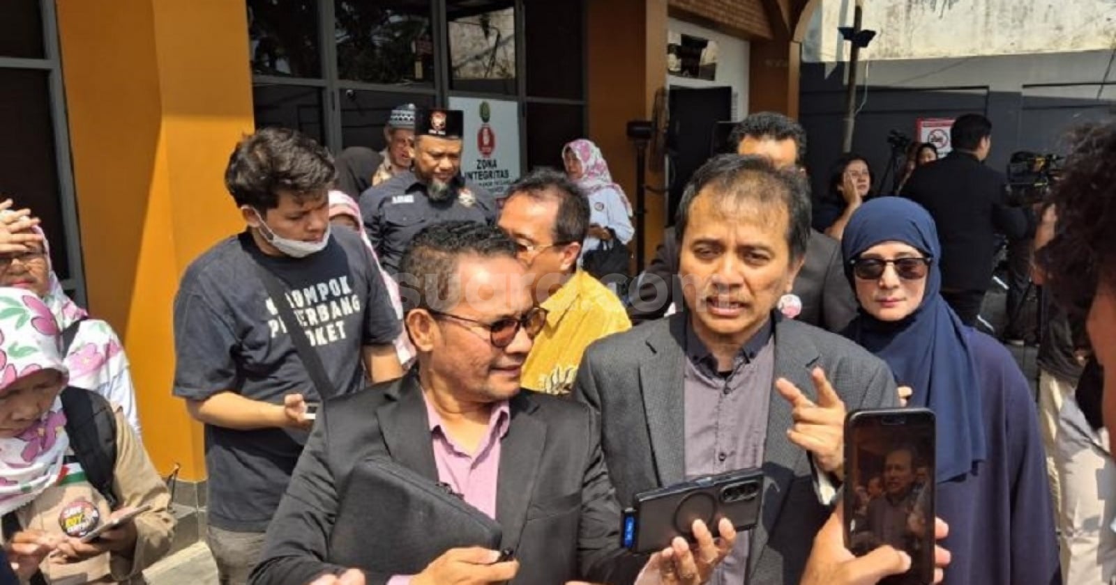 Meeting Results: Roy Suryo Gugat Pasal Peretasan di Praperadilan, Tim Hukum Uji Bukti Lewat Komputer Pengadilan