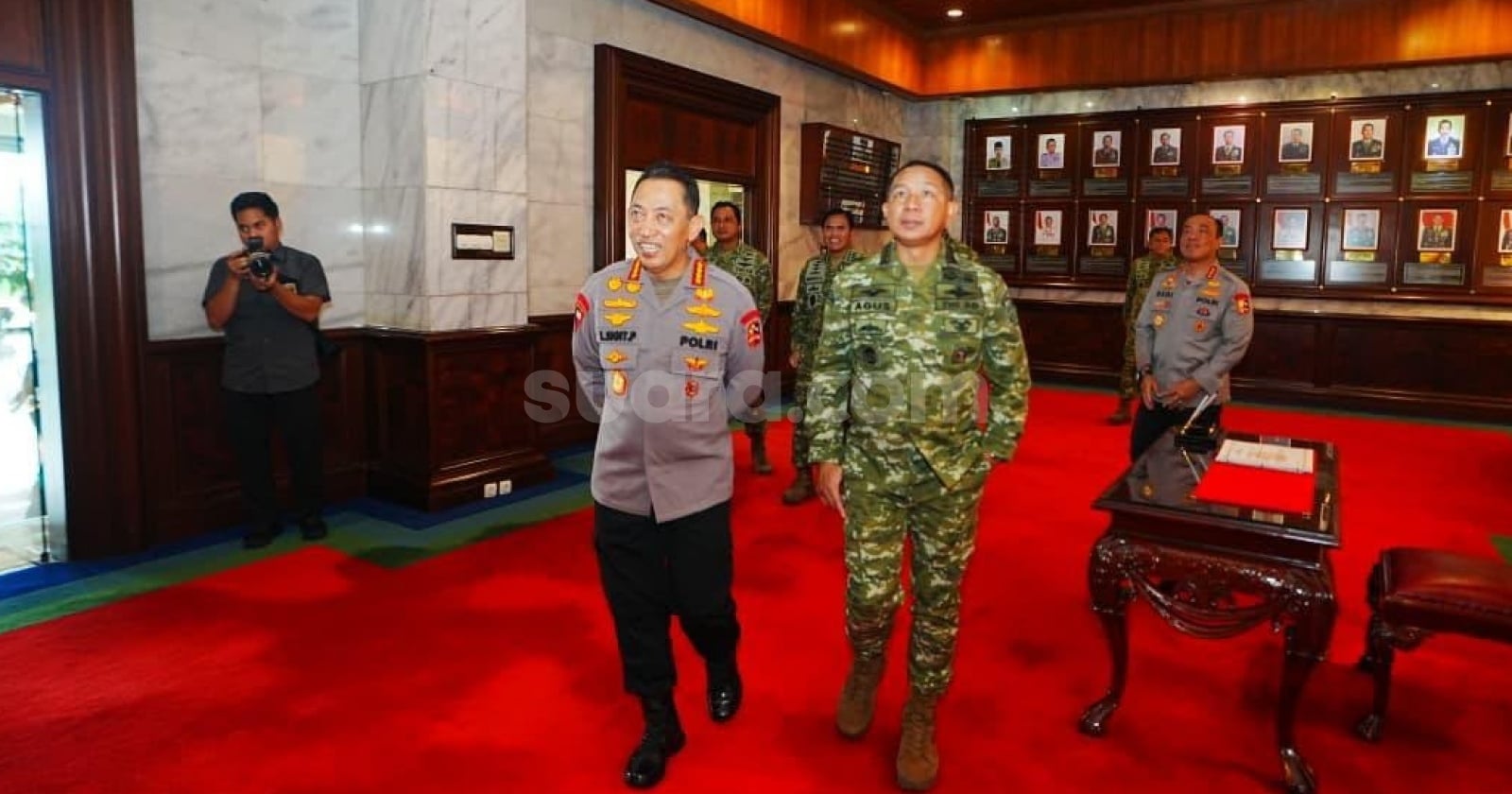 Topics Covered: Ada Pihak Coba Adu Domba? Kapolri di Mabes TNI: Silakan Langsung Berkomunikasi, Kami Terbuka!