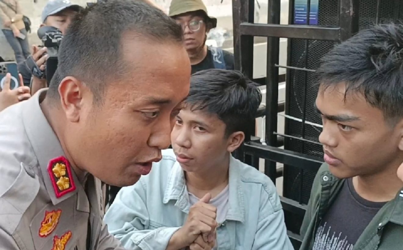Latest Program: Sempat Memanas, Massa Pendemo Coba Terobos Barikade Polisi Demi ke Patung Kuda