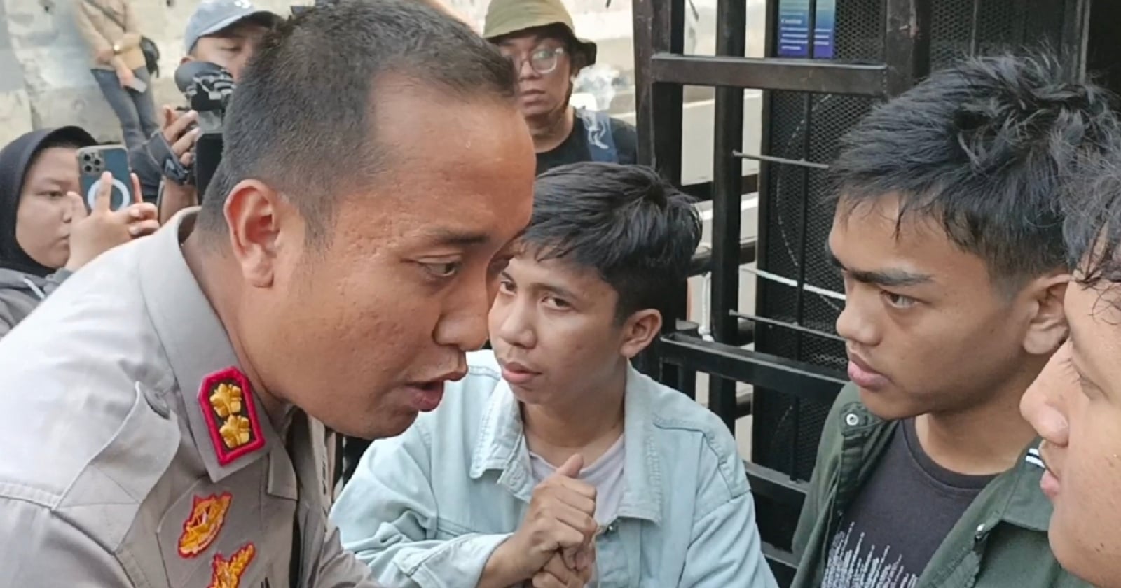 Latest Program: Sempat Memanas, Massa Pendemo Coba Terobos Barikade Polisi Demi ke Patung Kuda