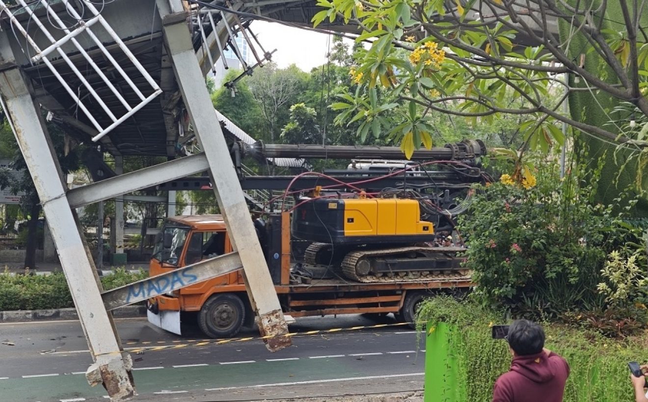 Meeting Results: Detik Evakuasi Truk Towing yang Tersangkut JPO Tendean, Crane Besar Diterjunkan