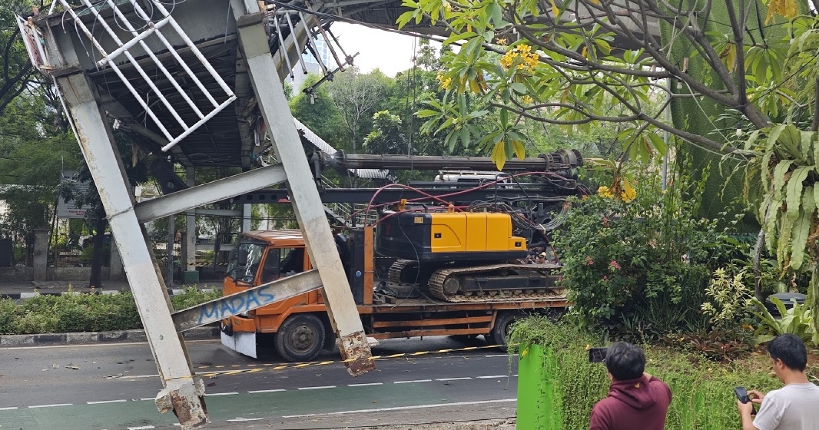 Meeting Results: Detik Evakuasi Truk Towing yang Tersangkut JPO Tendean, Crane Besar Diterjunkan