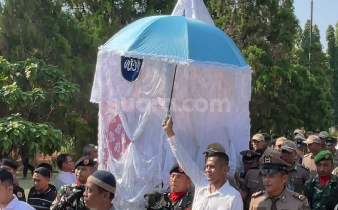 Historic Moment: Keranda Khas Gorontalo Iringi Pemakaman Militer Rachmat Gobel di TMP Kalibata