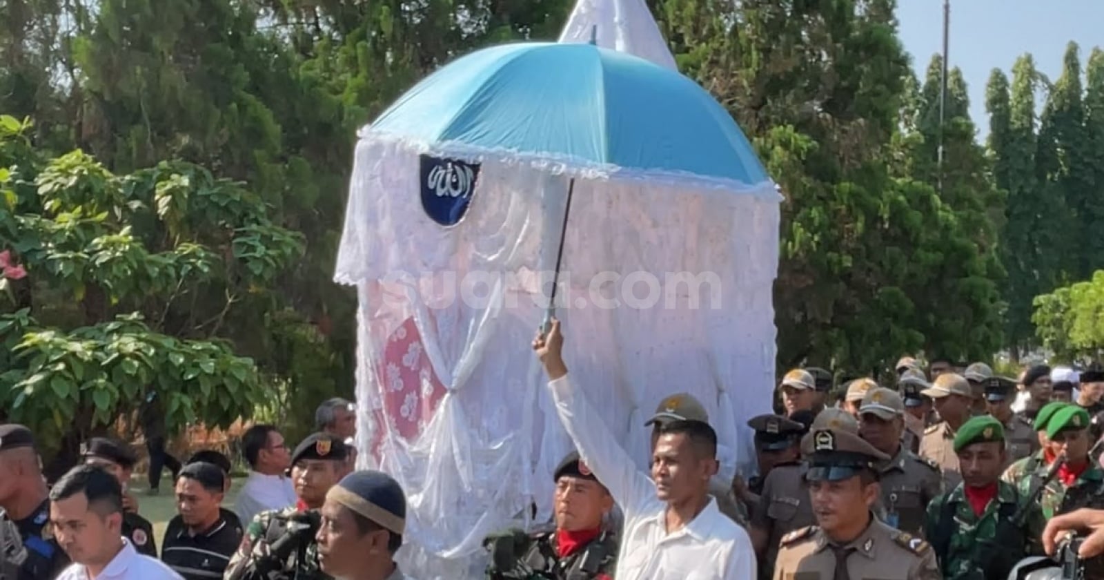 Historic Moment: Keranda Khas Gorontalo Iringi Pemakaman Militer Rachmat Gobel di TMP Kalibata