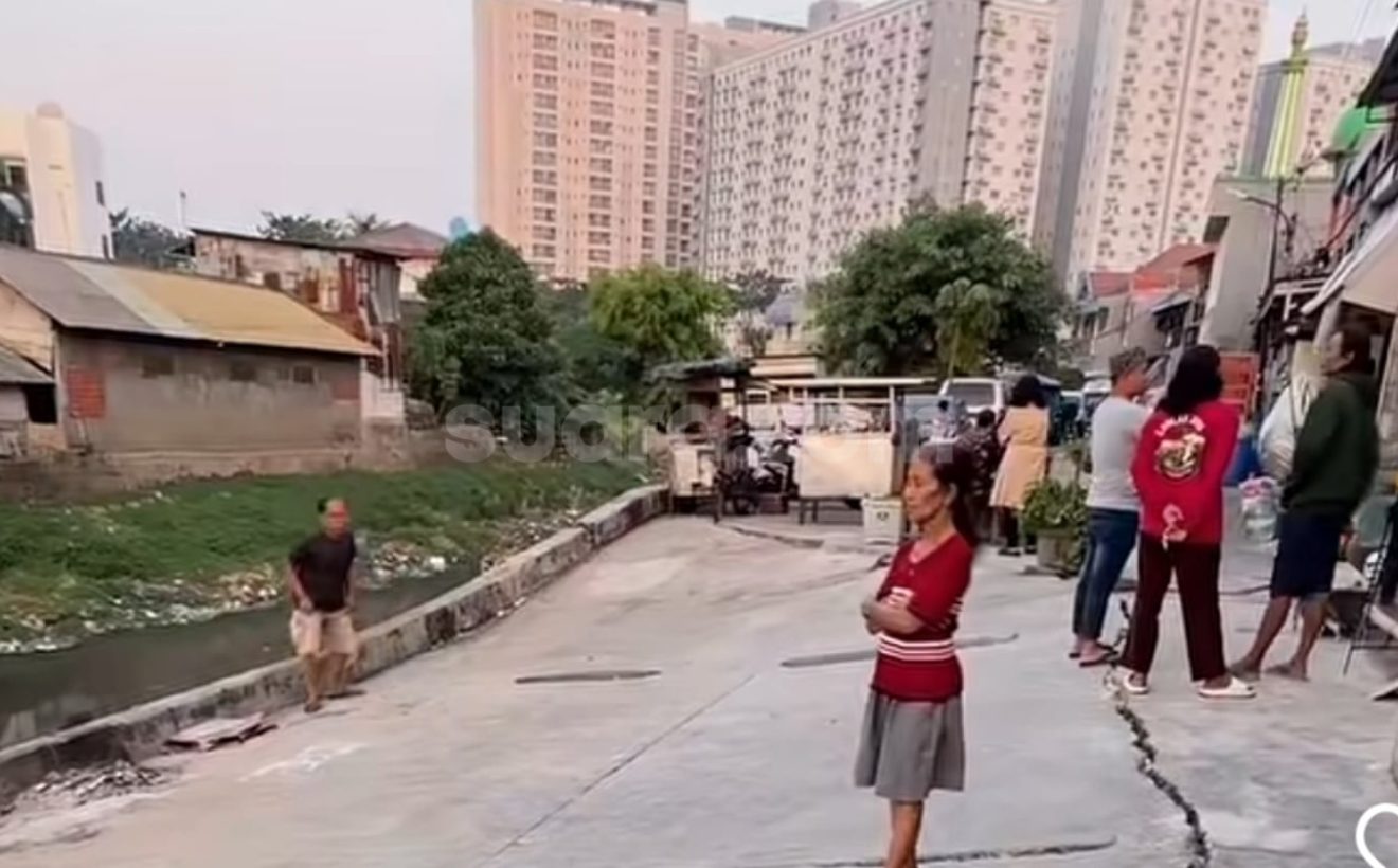 Topics Covered: Jalan Cinta Amblas Nyaris 90 Derajat, DKI Bongkar Pemicunya: Tanggul Kali Sunter Retak!