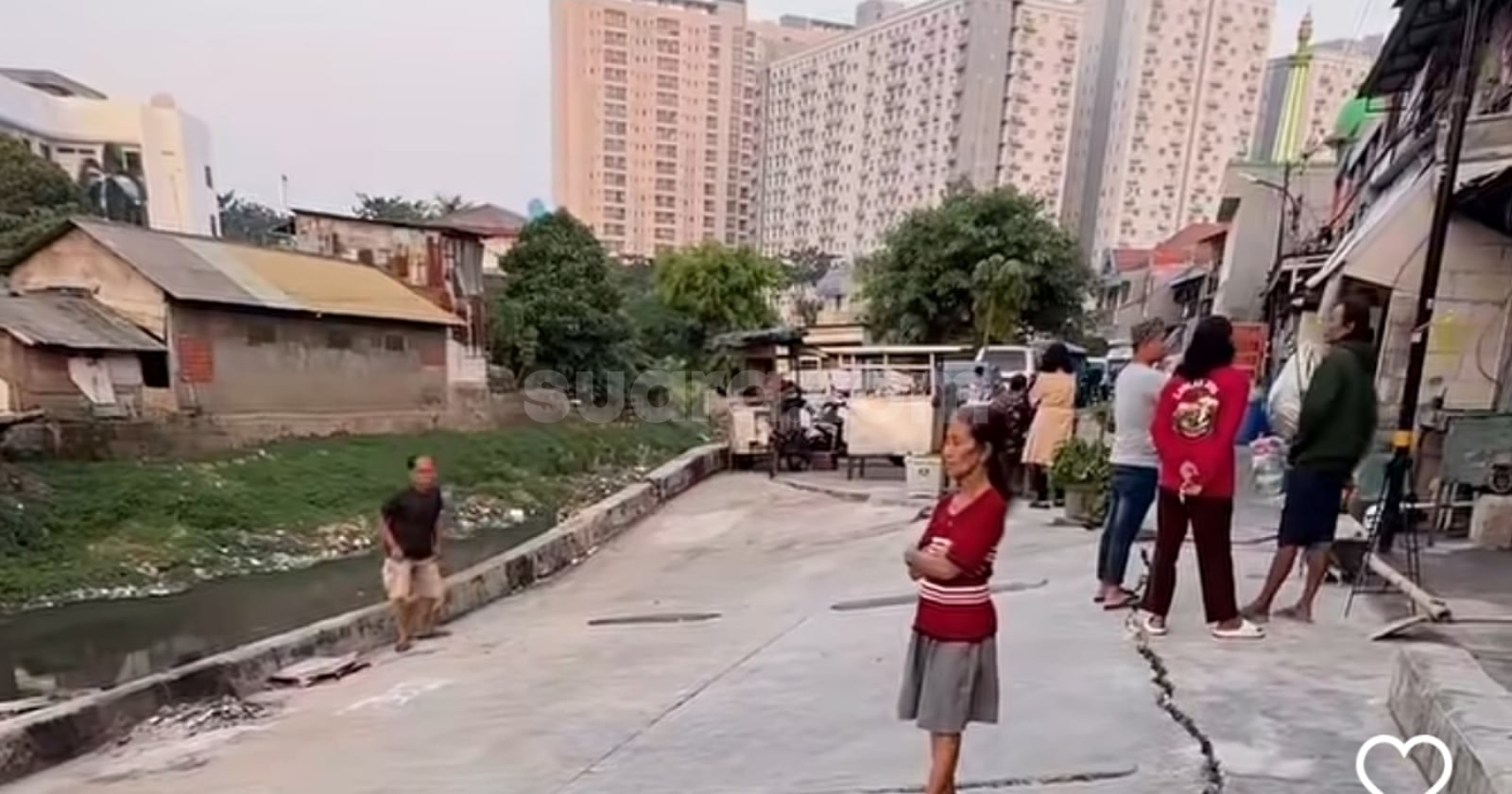 Topics Covered: Jalan Cinta Amblas Nyaris 90 Derajat, DKI Bongkar Pemicunya: Tanggul Kali Sunter Retak!