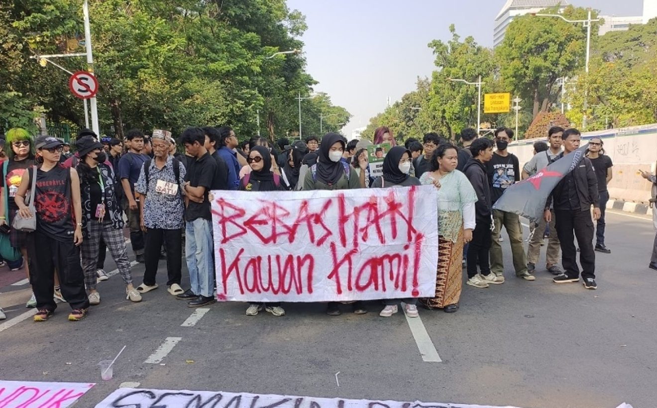 New Policy: Gagal Tembus Barikade Polisi, Massa Pendemo Berikan 3 Tuntutan Ini