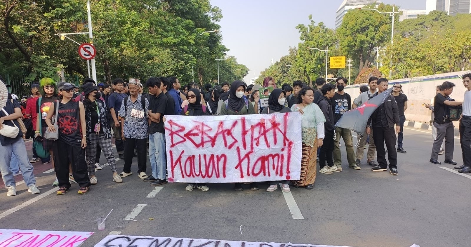 New Policy: Gagal Tembus Barikade Polisi, Massa Pendemo Berikan 3 Tuntutan Ini