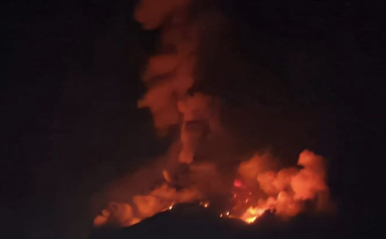 Facing Challenges: Gunung Karangetang Erupsi, Lontarkan Material Bikin Langit Siau Membara