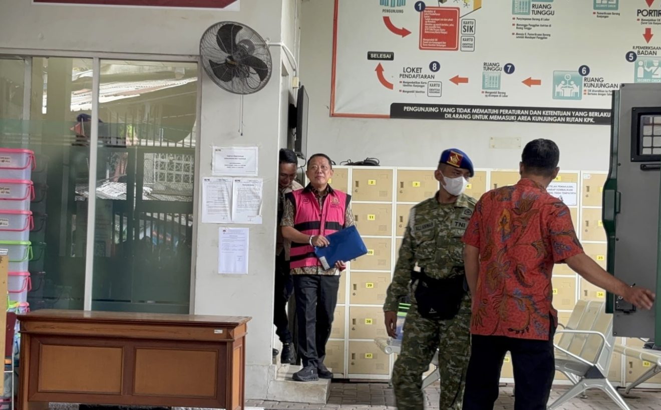 Kenakan Rompi Tahanan dan Tangan Terborgol, Febrie Adriansyah Dibawa ke Kejagung untuk Diperiksa