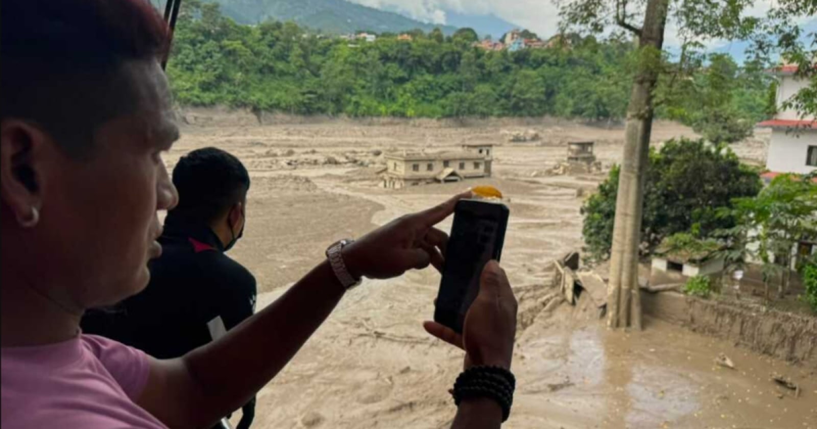 55 Warga Malaysia Hilang Kontak di Tengah Banjir Bandang Nepal