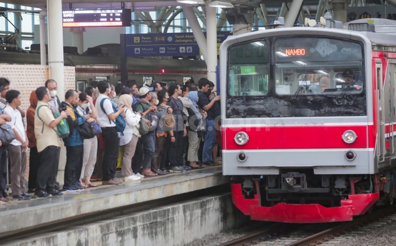 Jalur Rel Terkepung Massa Aksi DPR, Perjalanan KRL Tanah Abang Terhenti