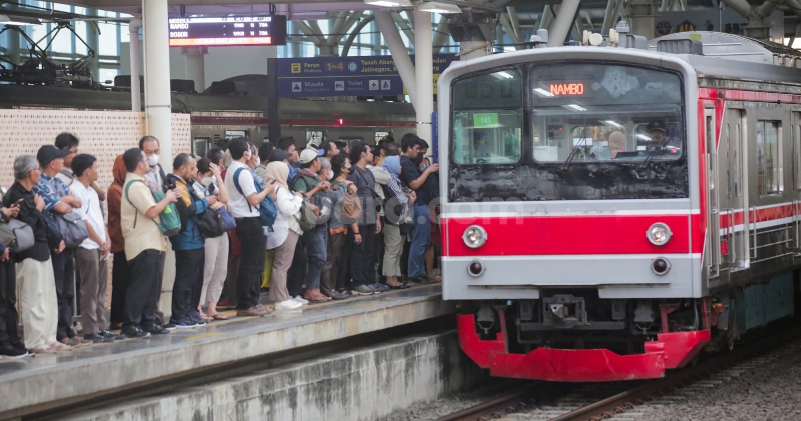 Jalur Rel Terkepung Massa Aksi DPR, Perjalanan KRL Tanah Abang Terhenti