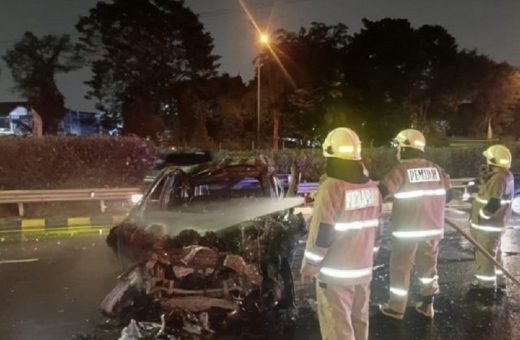 Jeep Mercedes-Benz Terbakar di Tol Jagorawi, 2 Orang Tewas Terpanggang Tak Bisa Keluar