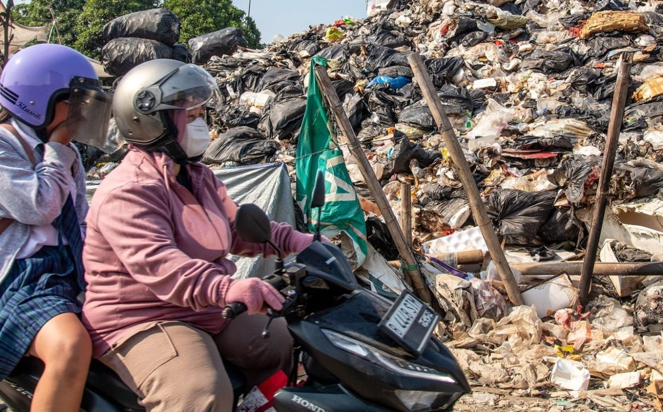 Sampah Menggunung Halangi Jalan ke SDN Kedaung Kali Angke, Pramono Singgung Pola Serupa Kramat Jati