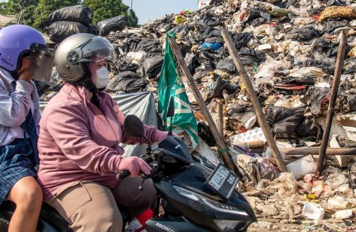 Sampah Menggunung Halangi Jalan ke SDN Kedaung Kali Angke, Pramono Singgung Pola Serupa Kramat Jati
