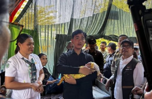 Gibran Gendong Bayi Korban Gempa NTT, Soroti Sinar Matahari Tembus Atap RSUD