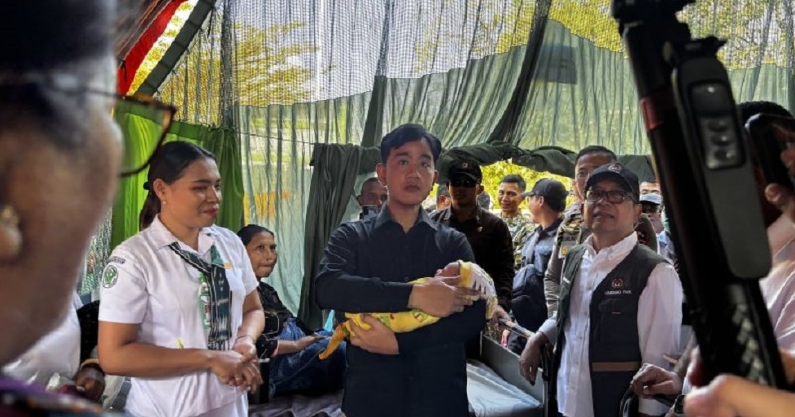 Tinjau Tenda Darurat di Sikka, Gibran Ditodong Bupati Beri Nama Bayi Korban Gempa yang Baru Lahir