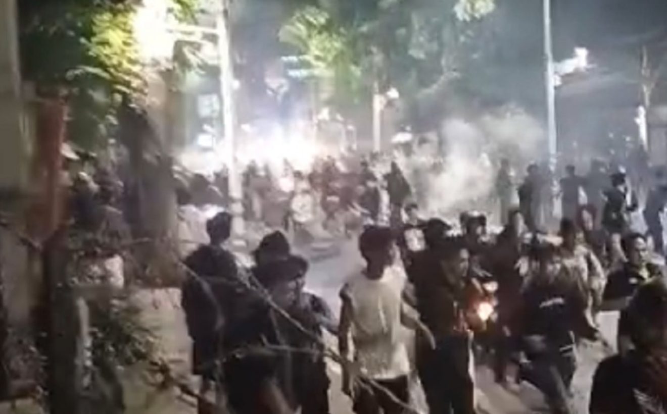 Palmerah Membara: Pospol Petamburan Dikabarkan Dibakar Massa, Gas Air Mata Pecah Berkali-kali