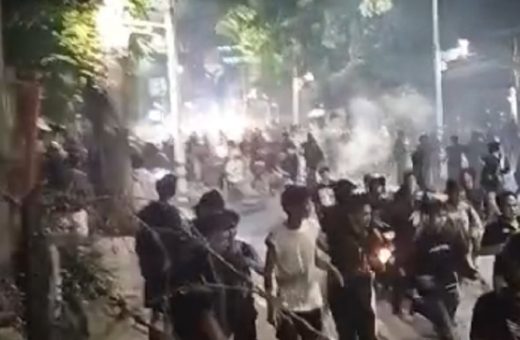 Palmerah Membara: Pospol Petamburan Dikabarkan Dibakar Massa, Gas Air Mata Pecah Berkali-kali