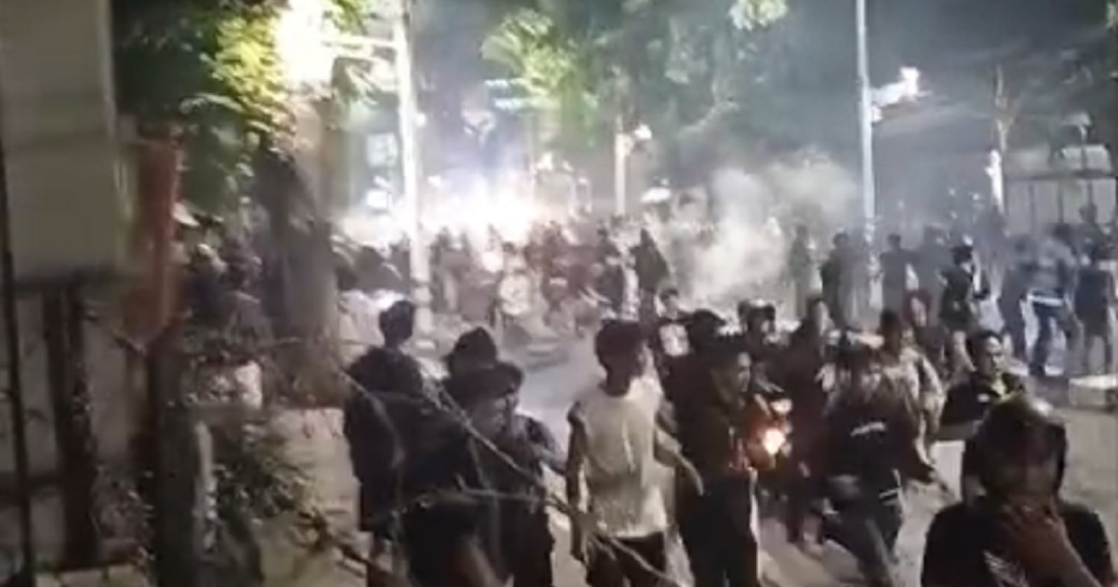 Palmerah Membara: Pospol Petamburan Dikabarkan Dibakar Massa, Gas Air Mata Pecah Berkali-kali