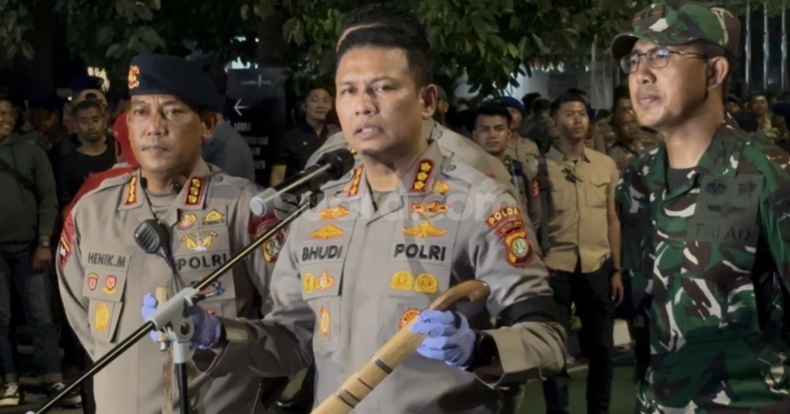 Polisi Tangkap Mahasiswa Bawa Pisau dan Sopir Ambulans Simpan Golok Saat Demo di Menara UOB