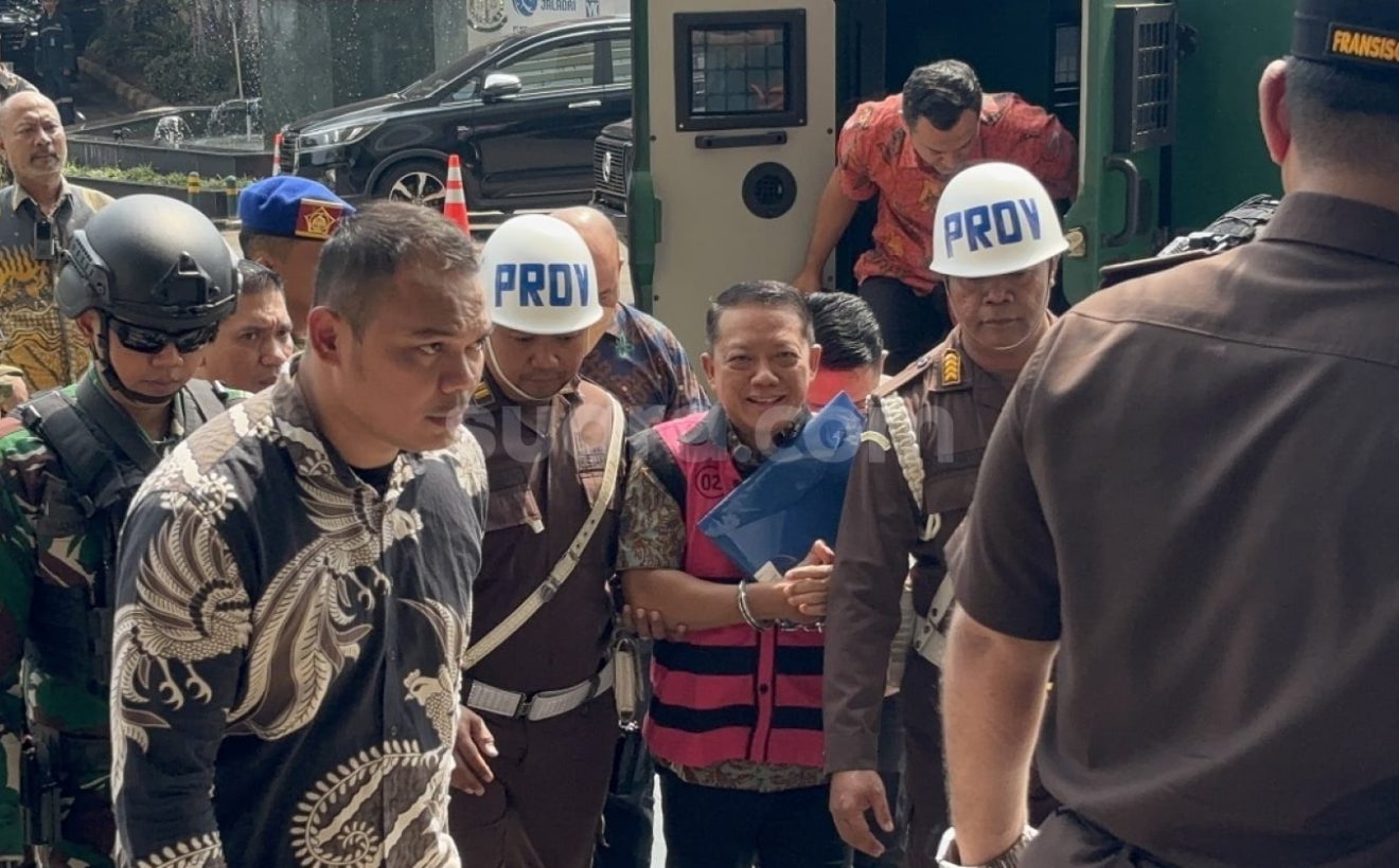Senyum Tipis Febrie Adriansyah Saat Tiba di Kejagung, Tangan Terborgol dan Pakai Rompi Pink
