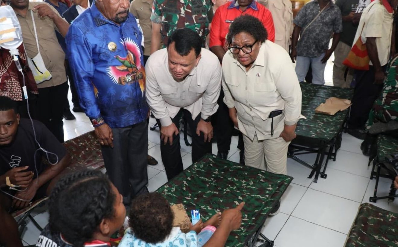 Wamendagri Ribka Haluk Turun Langsung Tinjau Penanganan Dugaan Keracunan MBG di Kabupaten Jayapura