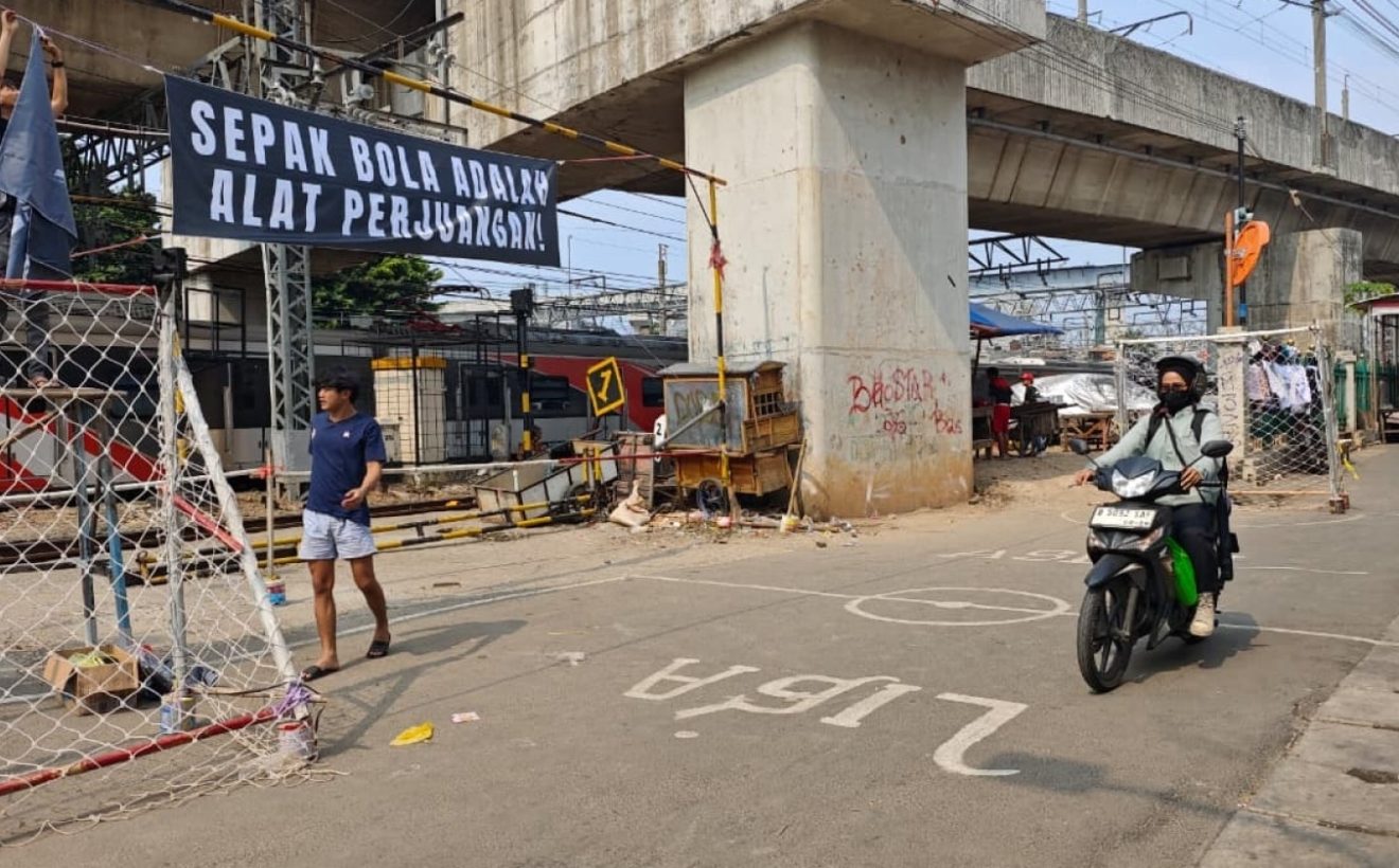 Ular Sering Muncul, Warga Menteng Jaya Minta KAI Bersihkan Lahan yang Terbengkalai