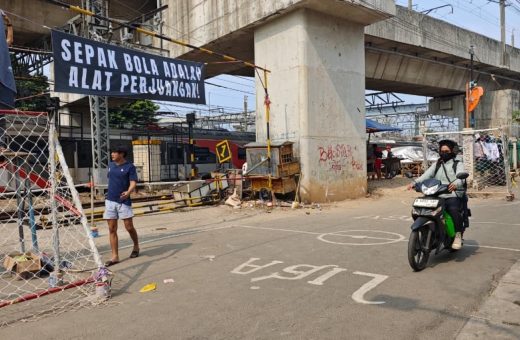 Ular Sering Muncul, Warga Menteng Jaya Minta KAI Bersihkan Lahan yang Terbengkalai