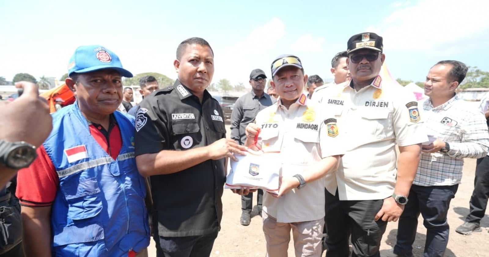 Penuhi Kebutuhan Masyarakat, Mendagri Salurkan Bantuan bagi Warga Terdampak Gempa di Pulau Palue