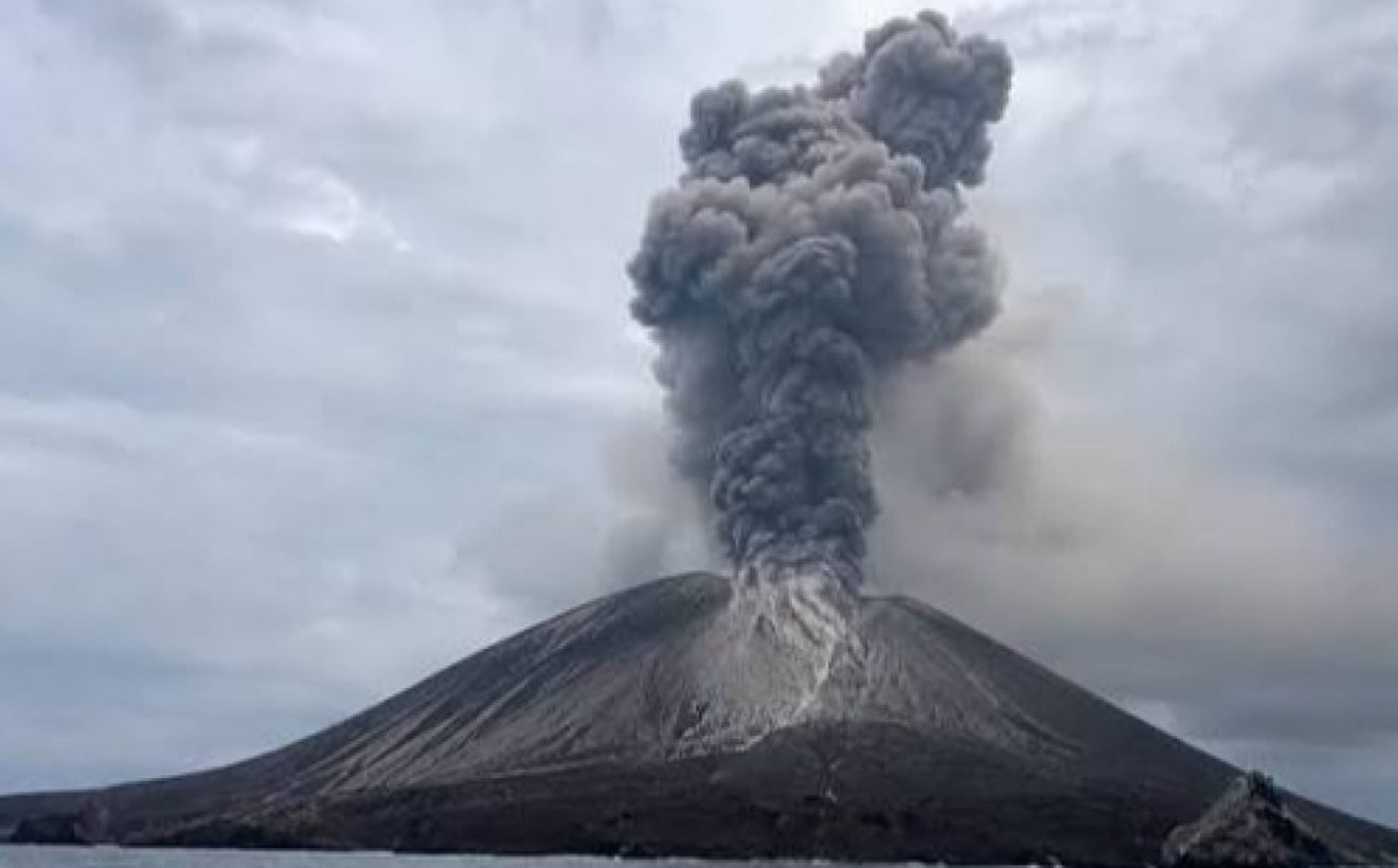 Gunung Anak Krakatau Erupsi 4 Kali Hari Ini, PVMBG Larang Aktivitas dalam Radius 3 KM