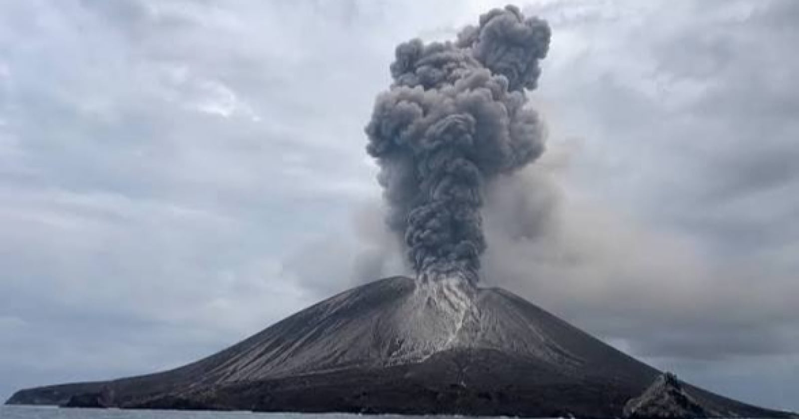 Gunung Anak Krakatau Erupsi 4 Kali Hari Ini, PVMBG Larang Aktivitas dalam Radius 3 KM