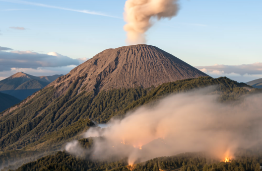 5 Gunung Aktif di Indonesia Kompak Erupsi, PVMBG Keluarkan Zona Merah
